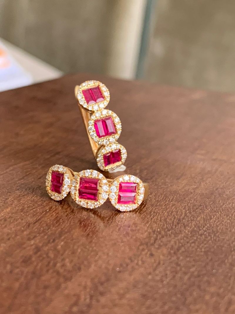Meia Argola Rubi e Diamantes Ouro Amarelo
