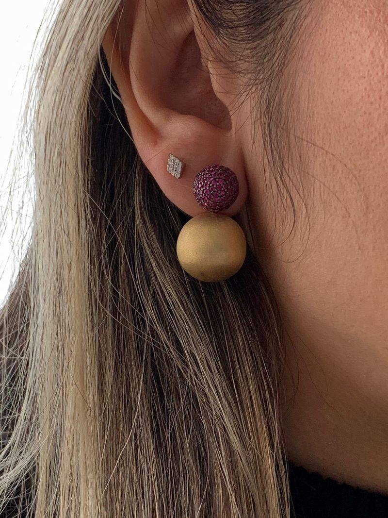 Brinco Meia Bola Pavê de Rubi e Bola fosca Ouro Amarelo 
