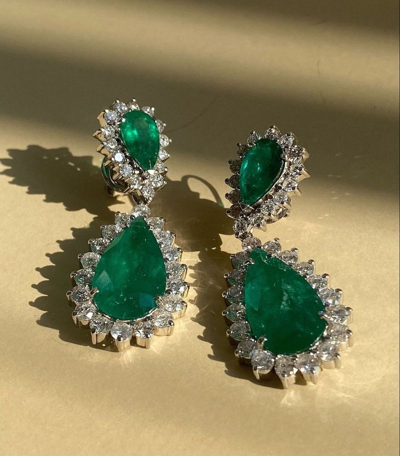Brinco Esmeralda Gota e Diamantes Ouro Branco