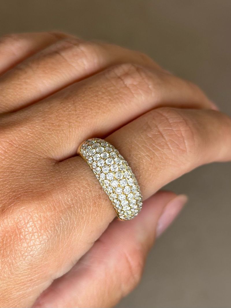 Anel Pavê de Diamante Ouro Amarelo.