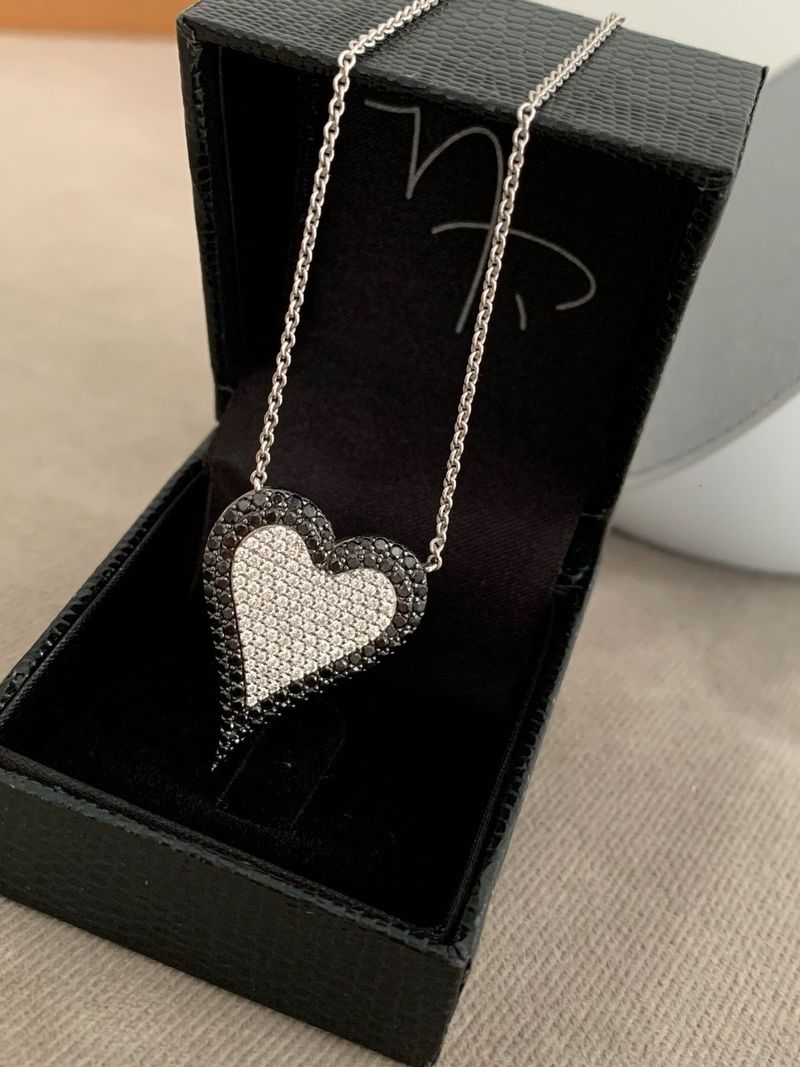 Colar Coração Pavê Diamante Branco e Black Ouro Branco.