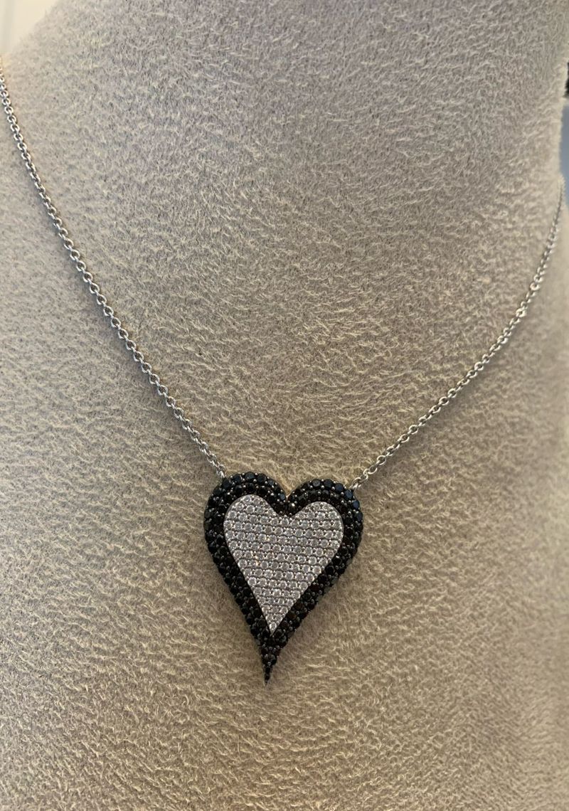 Colar Coração Pavê Diamante Branco e Black Ouro Branco.