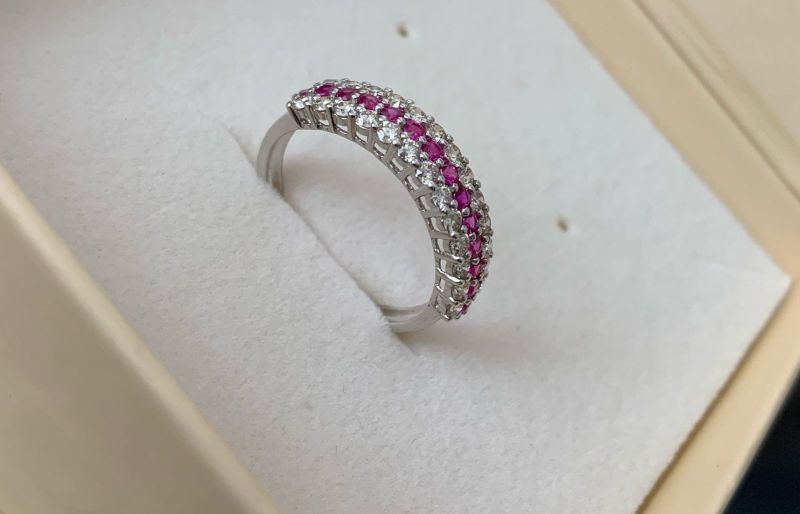 Meia Aliança Diamante e Rubi Ouro Branco.