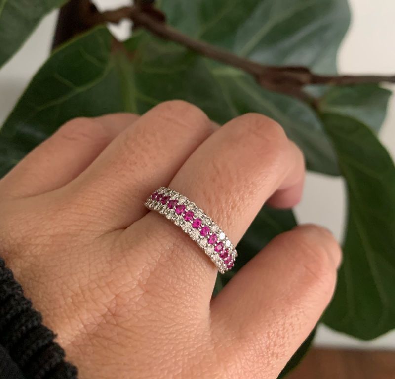 Meia Aliança Diamante e Rubi Ouro Branco.
