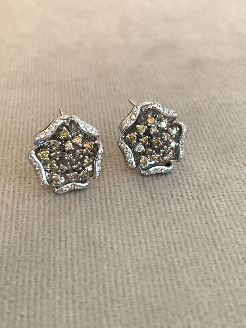Brinco Flor Diamante Ouro Branco.