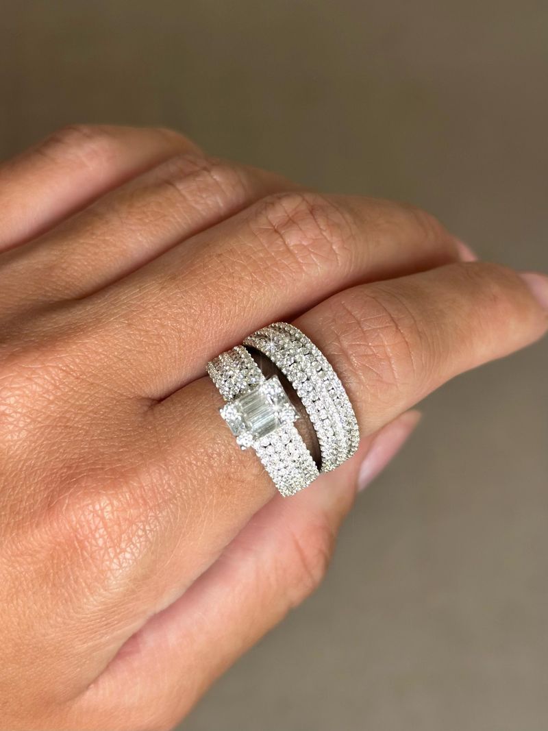 Anel Solitário  e Meia Aliança de Diamantes  em Ouro Branco.
