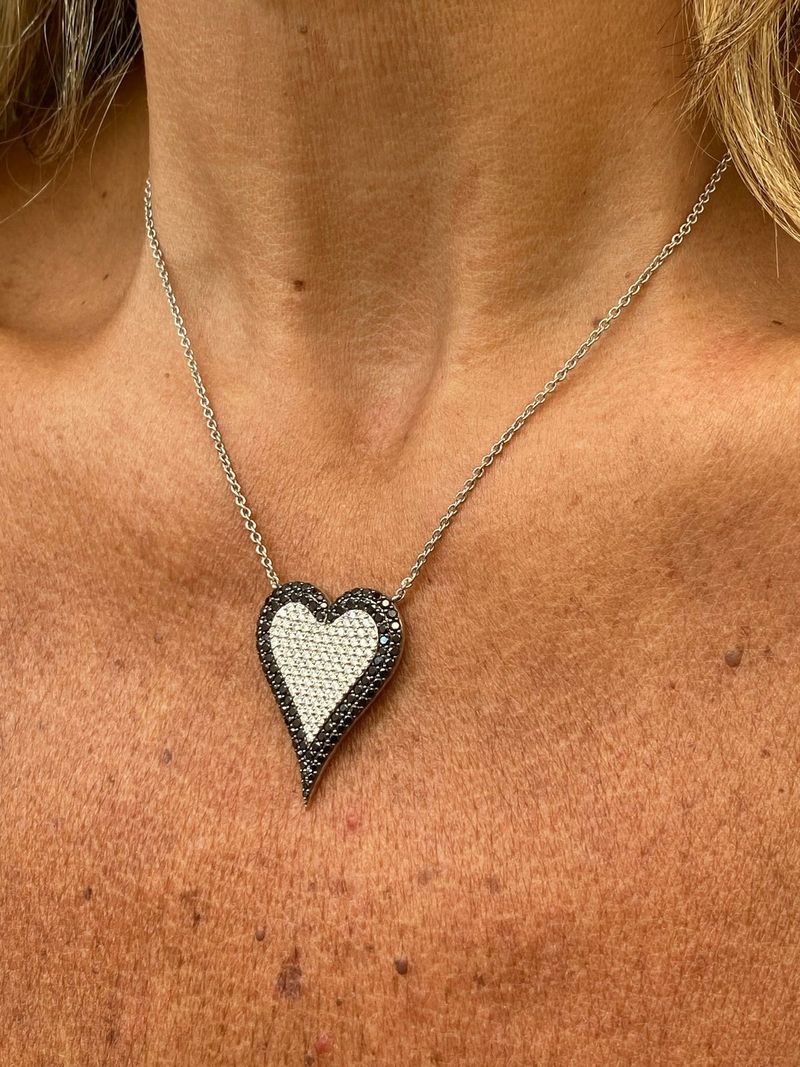 Colar Coração Pavê Diamante Branco e Black Ouro Branco.