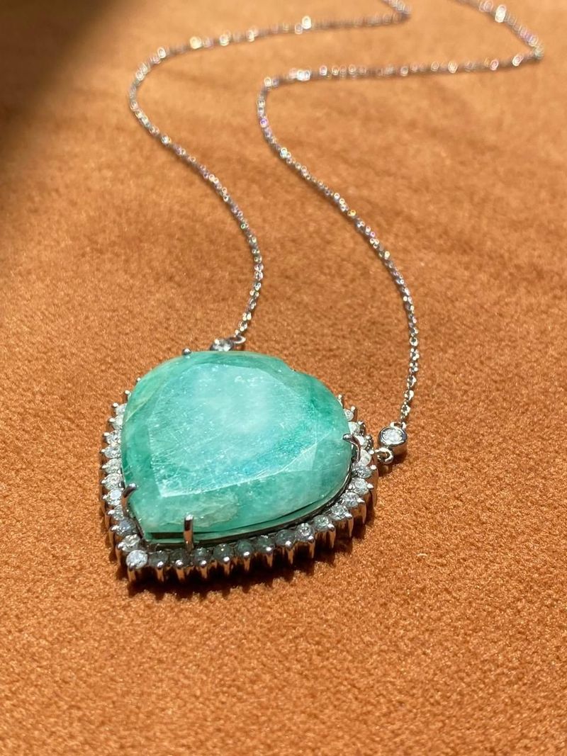 Colar Coração Esmeralda Diamantes Ouro Branco.