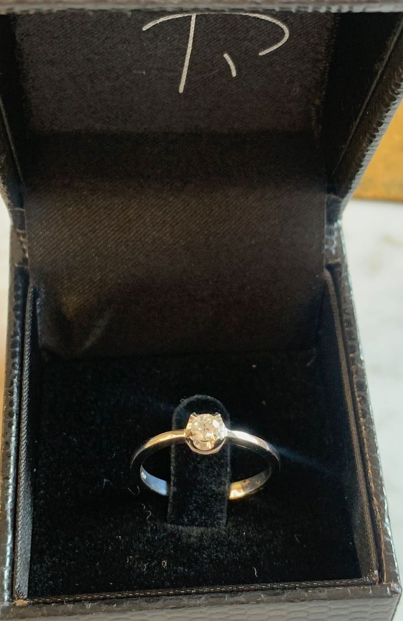 Anel Solitário Diamante 18 Pontos Ouro Branco.