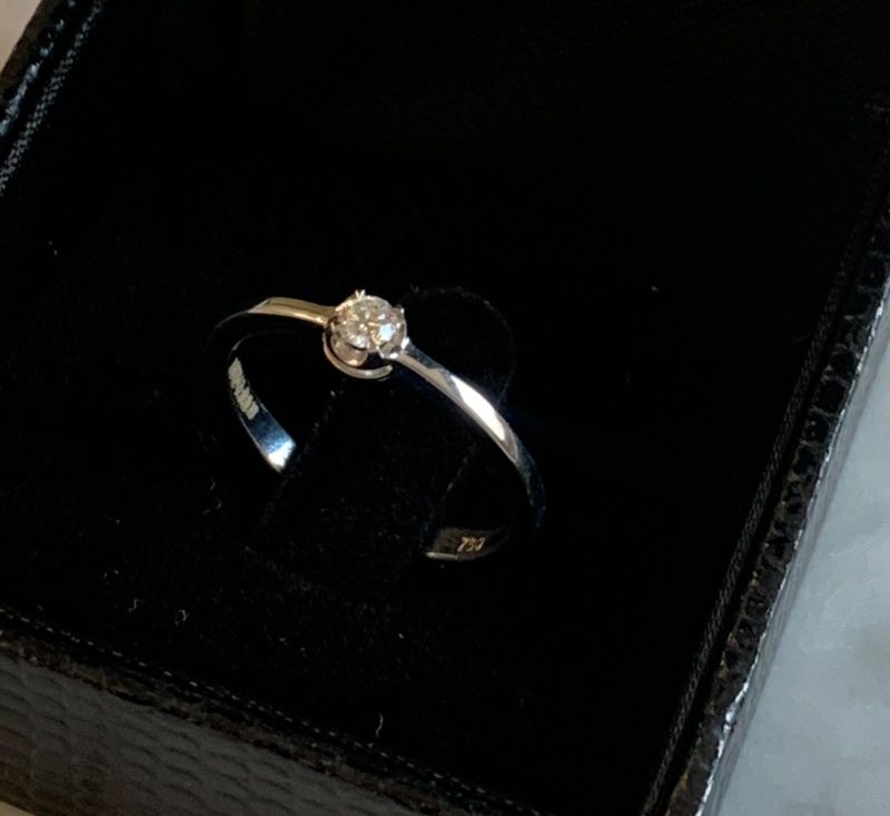 Anel Solitário Diamante 10 Pontos Ouro Branco.