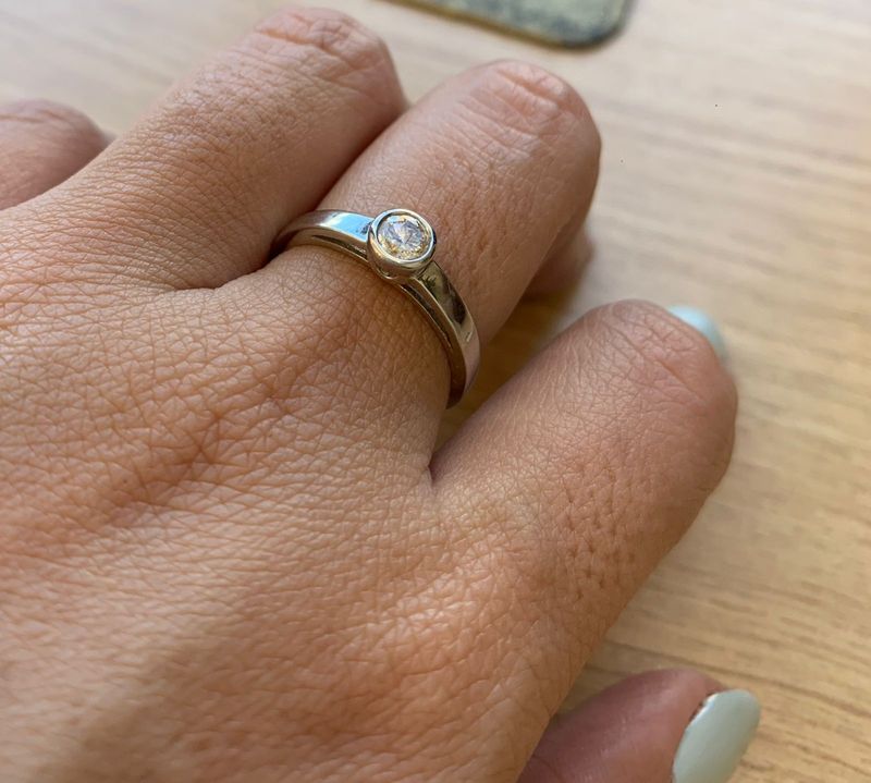 Anel Solitário Diamante Ouro Branco.