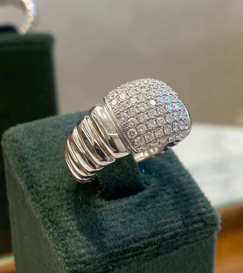 Anel Pavê Diamante Ouro Branco.