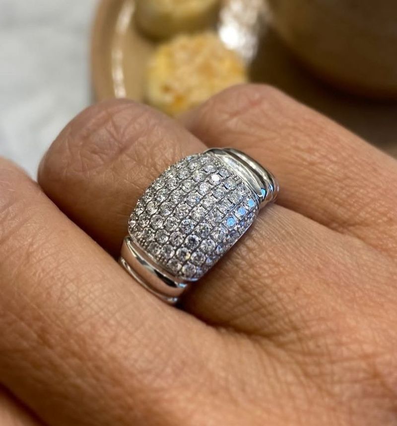 Anel Pavê Diamante Ouro Branco.