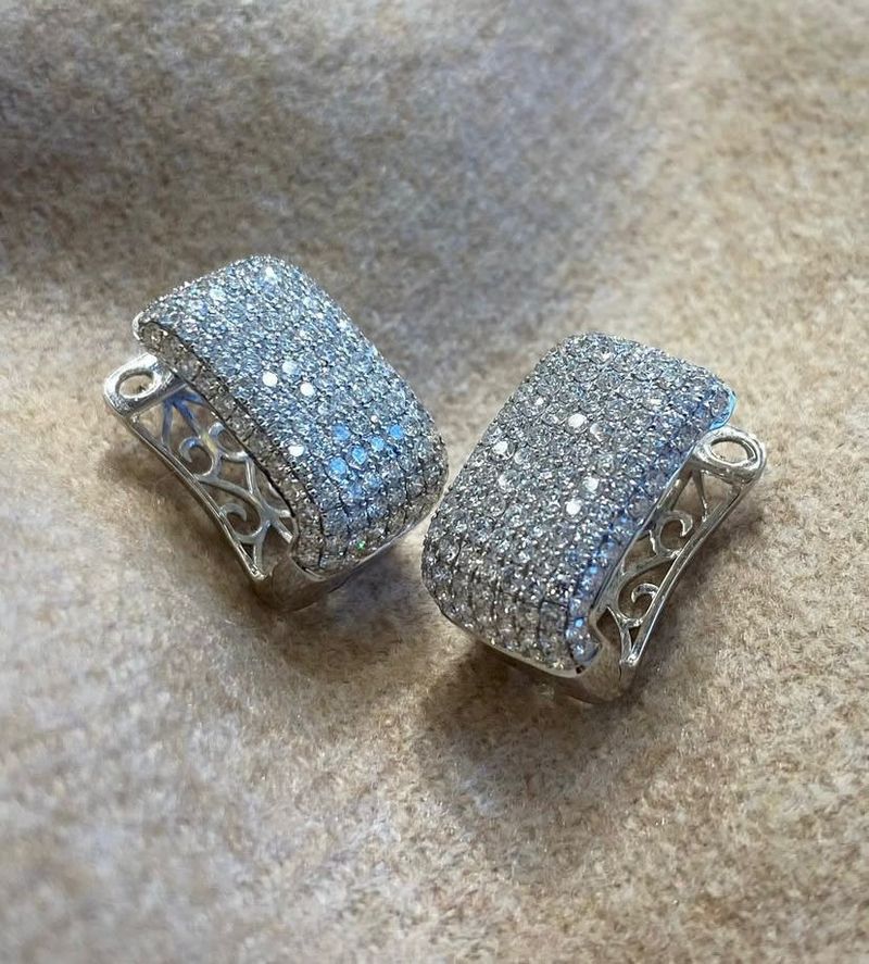 Brinco Argola Quadrada Pavê Diamante Ouro Branco.