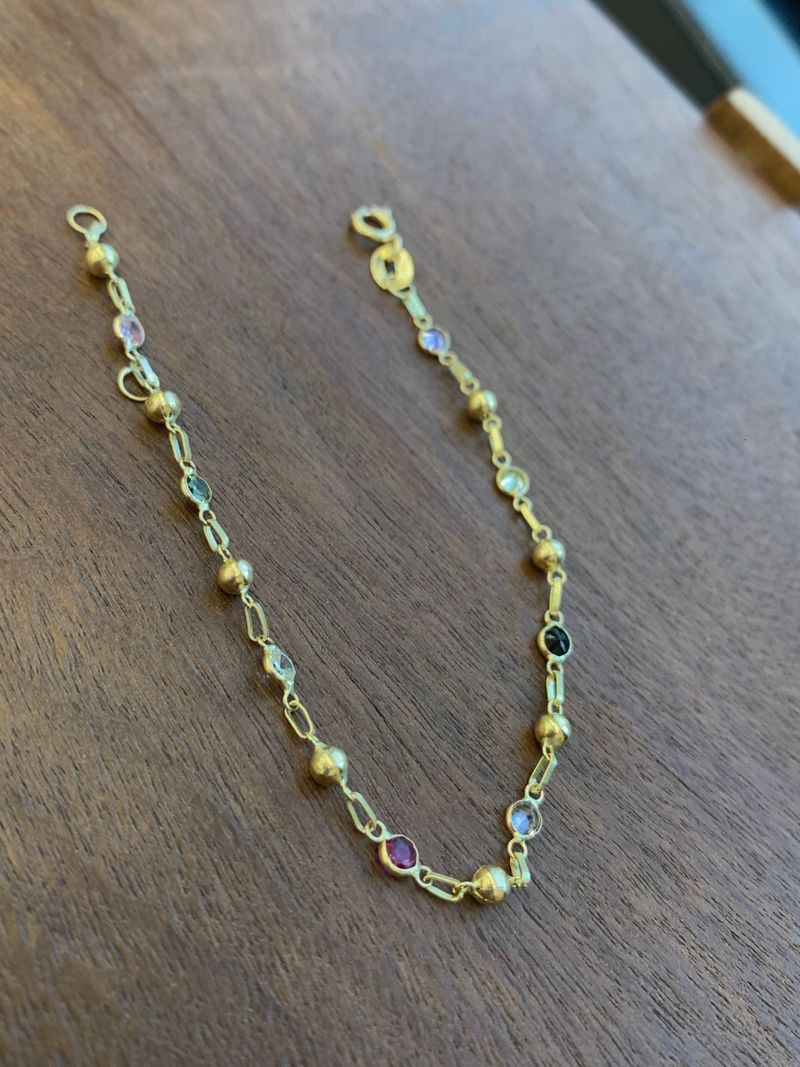 Pulseira Infantil Bolinhas e Pedras Coloridas Ouro Amarelo