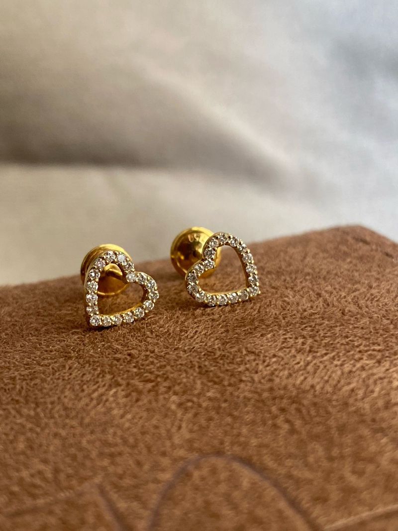 Brinco Coração Vazado Diamante Ouro Amarelo