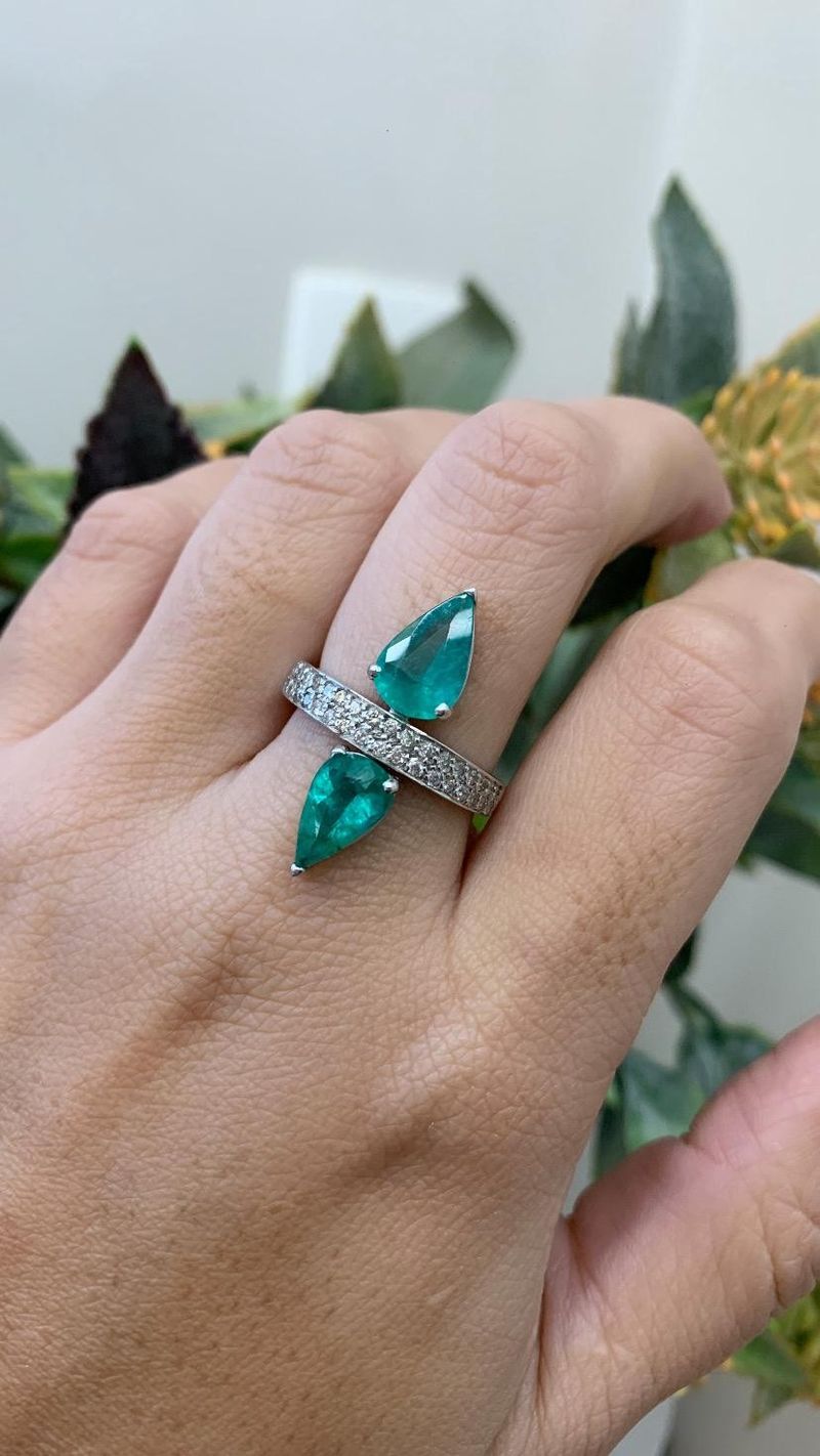 Anel Gotas Esmeralda e Diamante Ouro Branco
