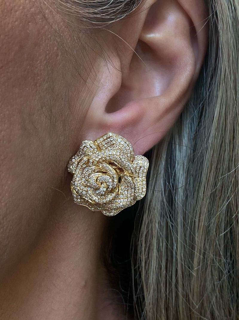 Brinco Flor Pavê de Diamantes em Ouro Amarelo 