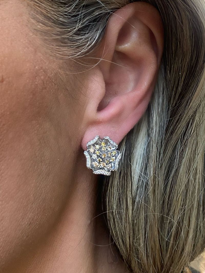 Brinco Flor Diamante Ouro Branco.