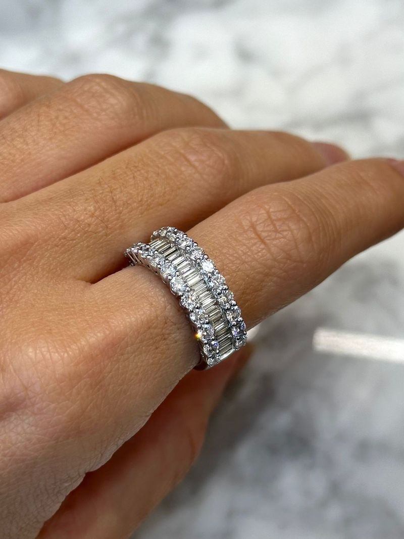 Meia Aliança Diamante Baguete Ouro Branco