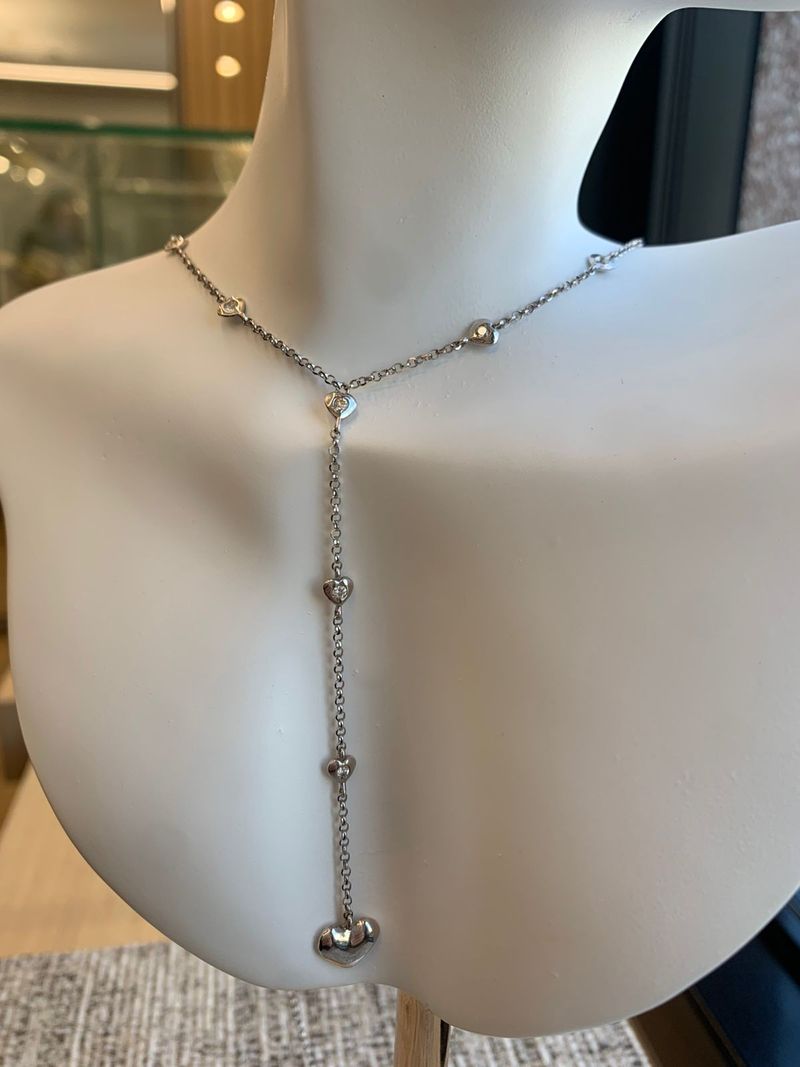 Colar Gravatinha Corações Diamantes Ouro Branco