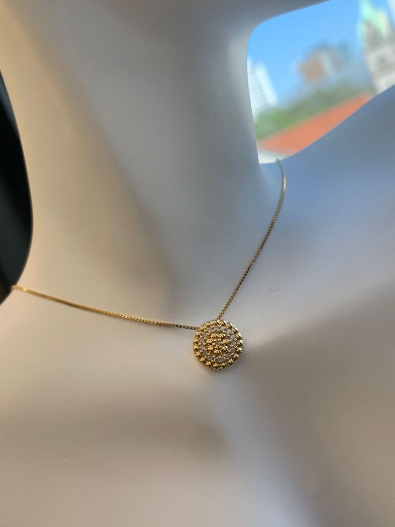 Colar com Pingente Bolinhas e centro pavê de Diamantes.