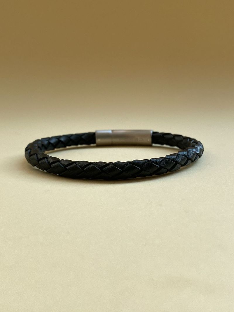 Bracelete Masculino Couro Preto Trançado.