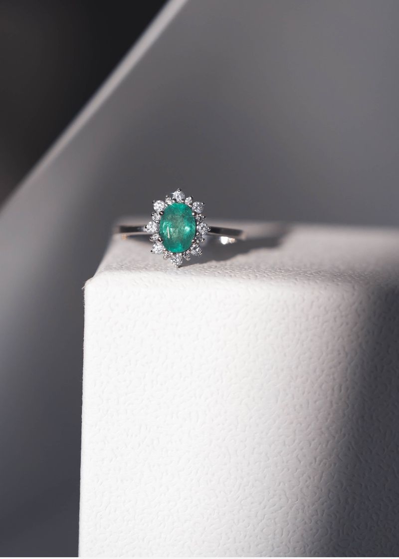 Anel Solitário Flore Esmeralda e Diamante