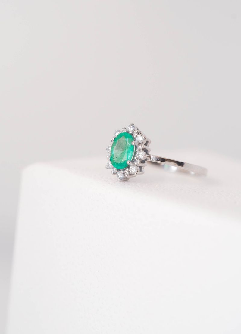 Anel Solitário Flore Esmeralda e Diamante