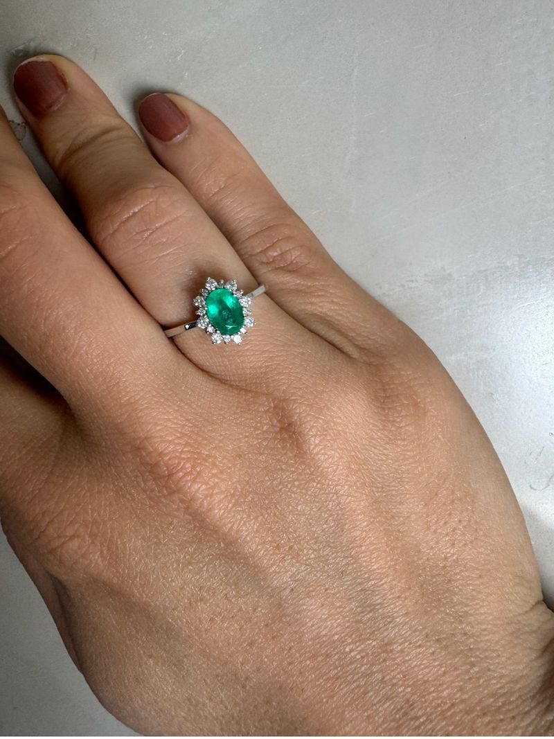 Anel Solitário Flore Esmeralda e Diamante