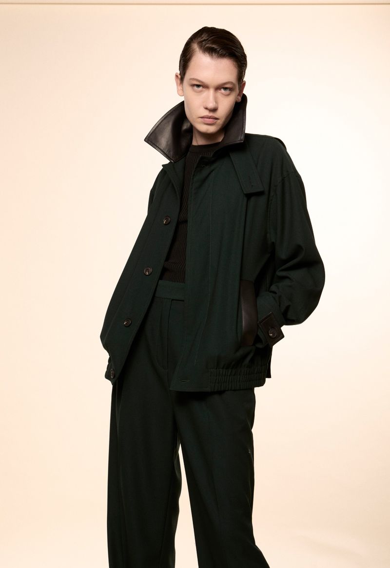 Veste Gola Alta com Detalhe em Couro 
