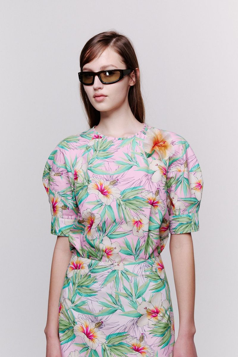 Blusa com Manga e Recortes