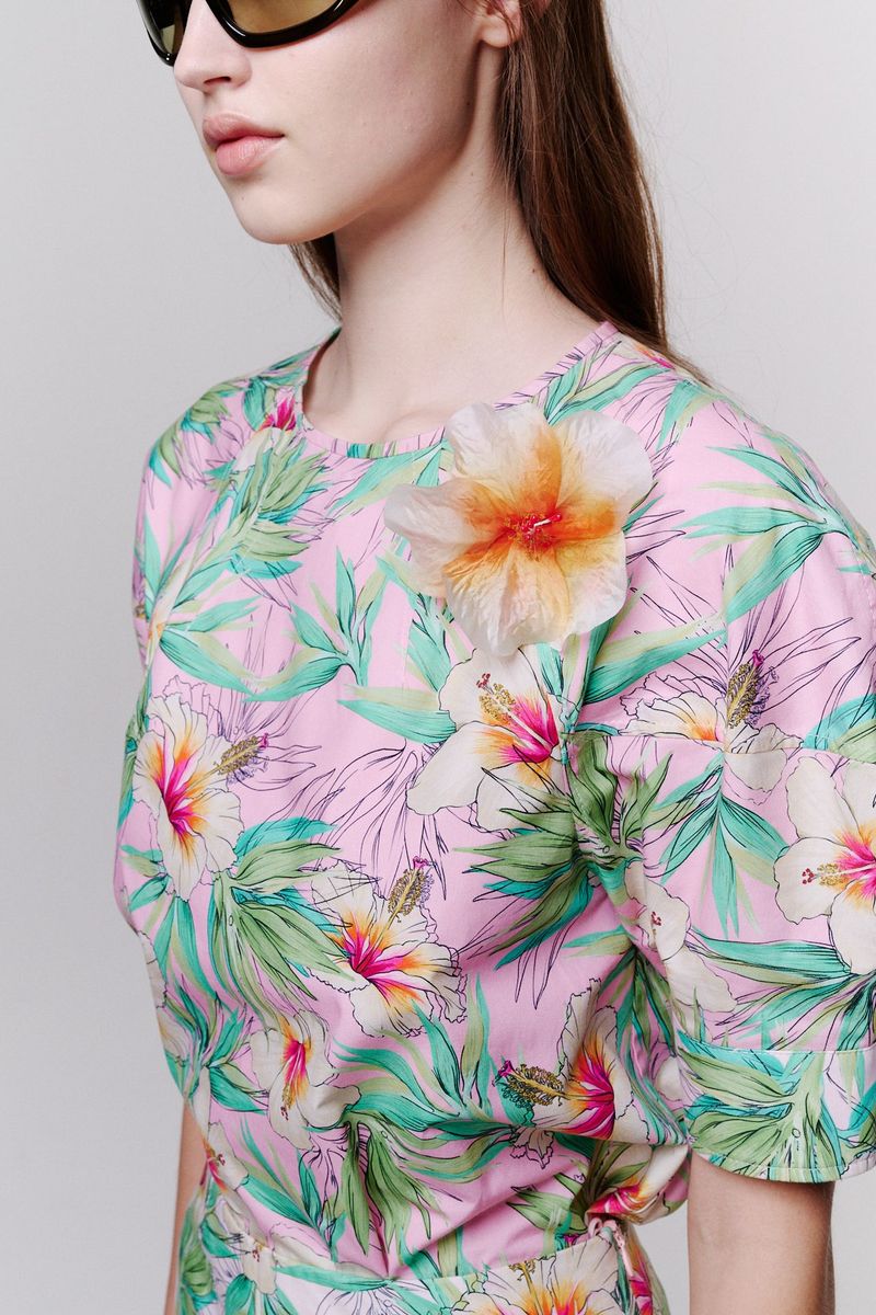 Blusa com Manga e Recortes