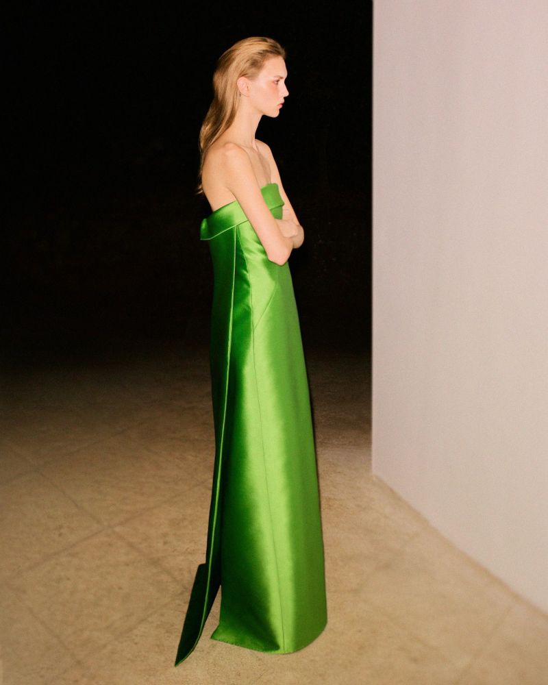 Vestido com Fianco e Capa Solta 