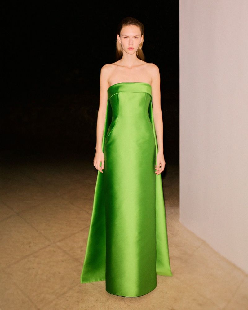 Vestido com Fianco e Capa Solta 