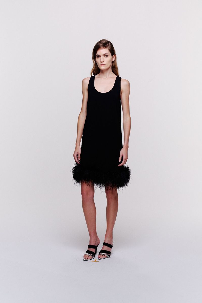 Vestido Curto Sem Manga com Plumas Barra