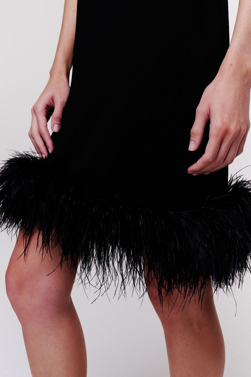 Vestido Curto Sem Manga com Plumas Barra