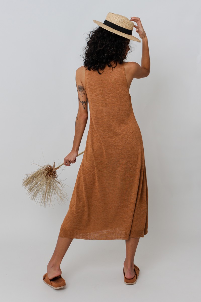 VESTIDO MIDI ALCINHA TRICÔ – OCRE