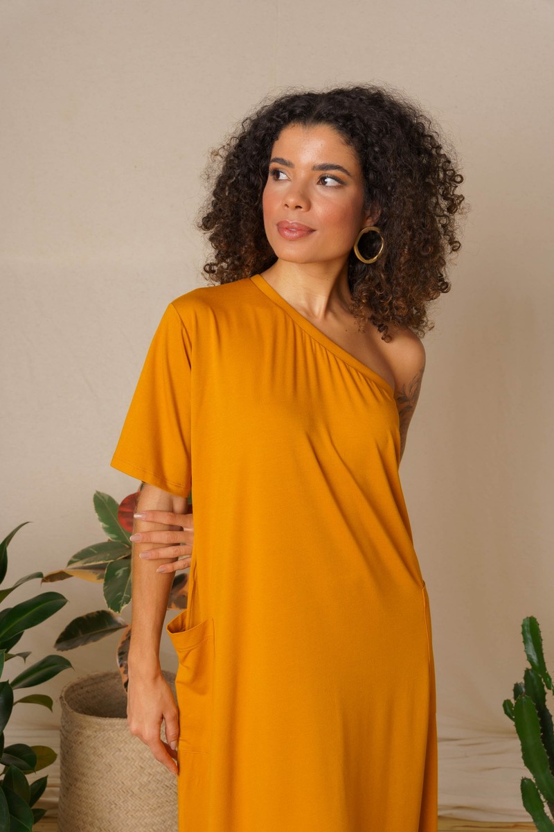 VESTIDO TSHIRT MIDI 1 OMBRO SÓ EM VISCOSE - CARAMELO