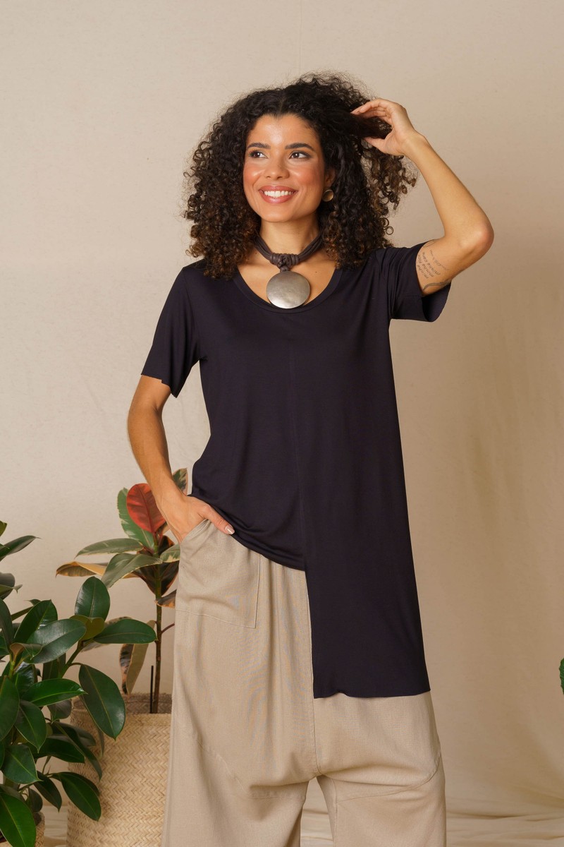 TSHIRT DECOTE U ASSIMETRICA EM MALHA LEVE DE VISCOSE - PRETO