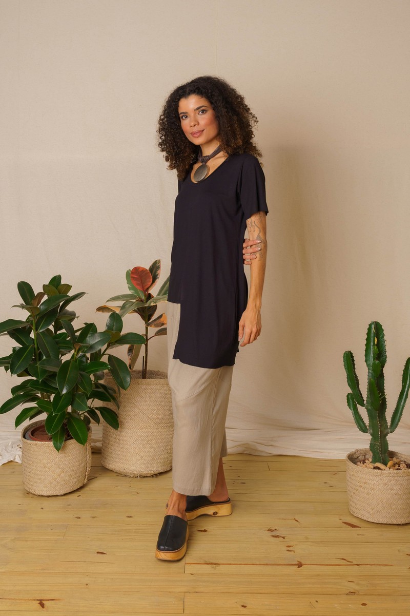 TSHIRT DECOTE U ASSIMETRICA EM MALHA LEVE DE VISCOSE - PRETO