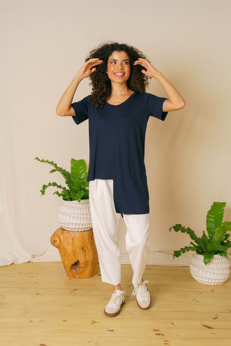 TSHIRT DECOTE U ASSIMETRICA EM MALHA LEVE DE VISCOSE - MARINHO