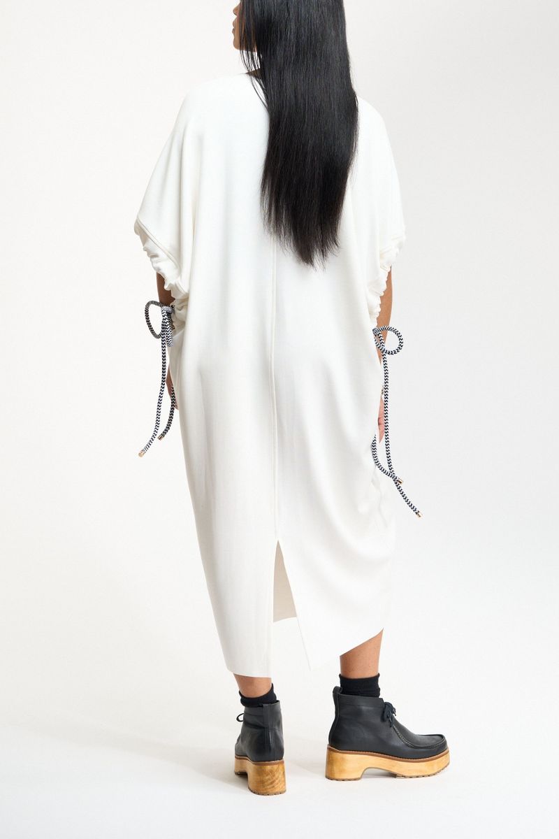 VESTIDO AMPLO RECORTES E CORDA - OFF WHITE