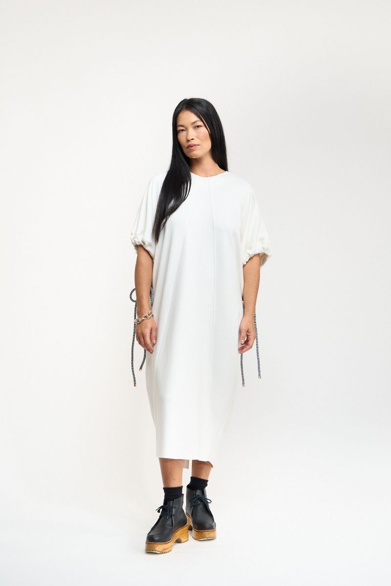 VESTIDO AMPLO RECORTES E CORDA - OFF WHITE