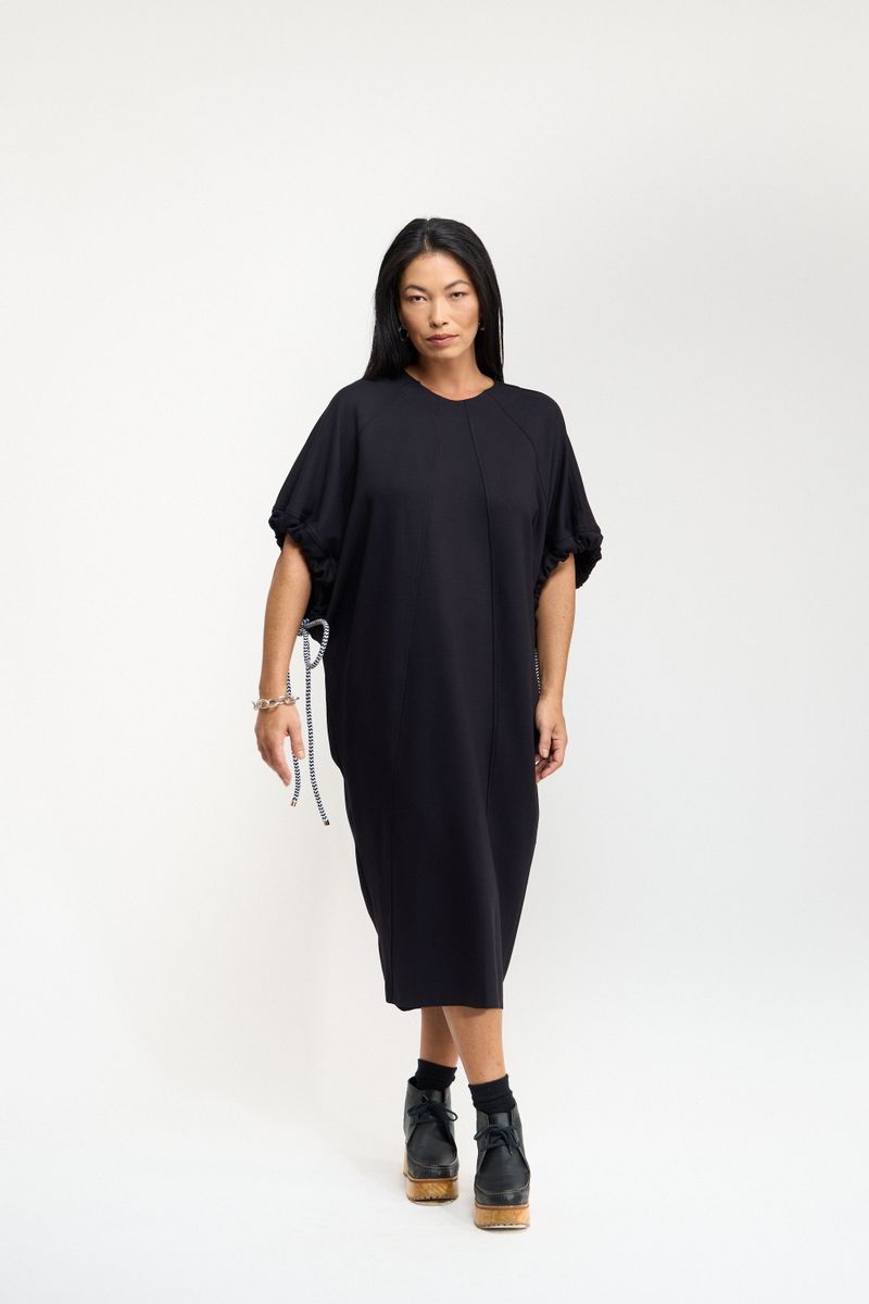 VESTIDO AMPLO RECORTES E CORDA - PRETO