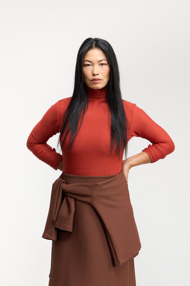 BLUSA MANGA LONGA GOLA ALTA TEXTURA - VERM. QUEIMADO