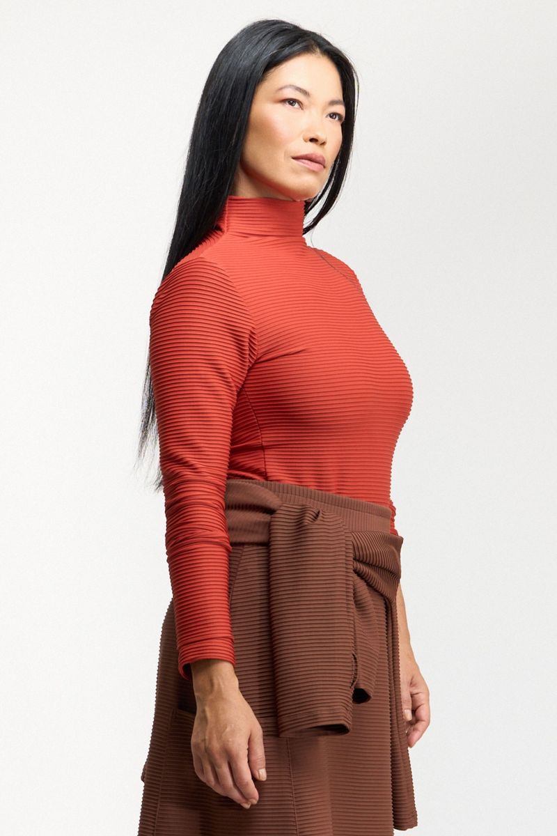 BLUSA MANGA LONGA GOLA ALTA TEXTURA - VERM. QUEIMADO