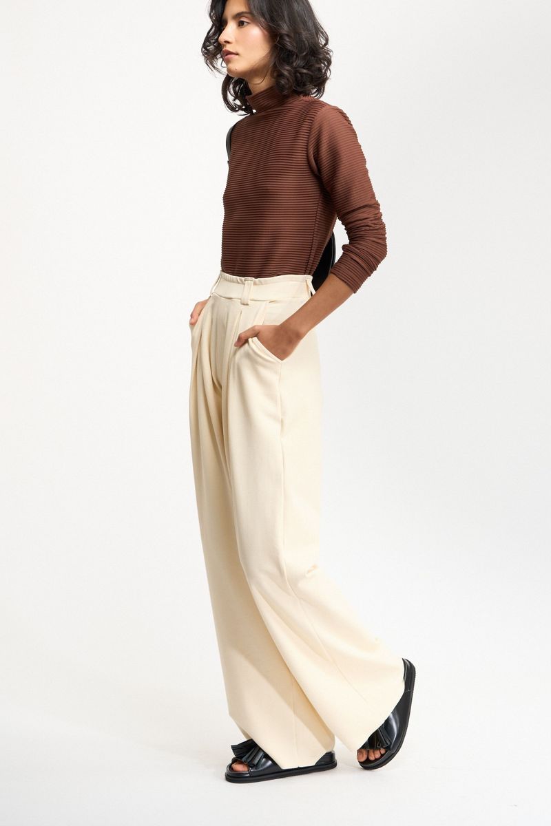 BLUSA MANGA LONGA GOLA ALTA TEXTURA - MARROM