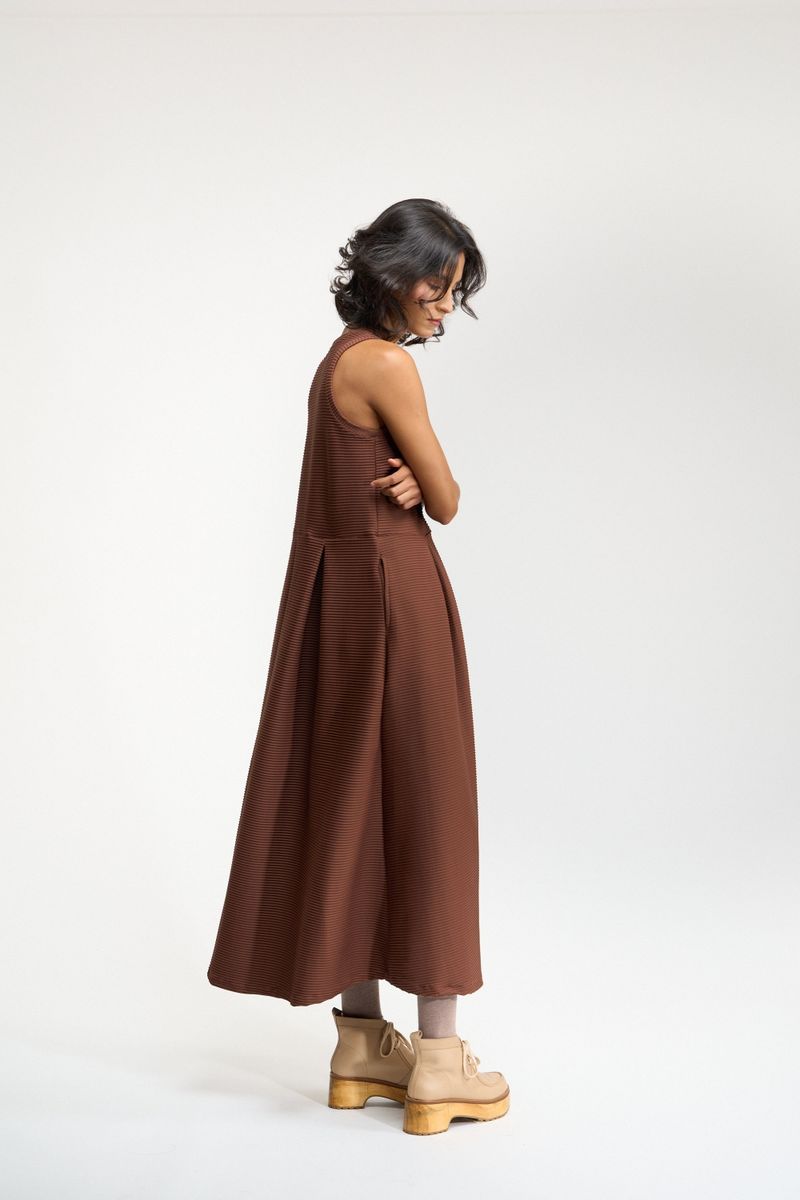 VESTIDO LONGO PREGAS TEXTURA - MARROM