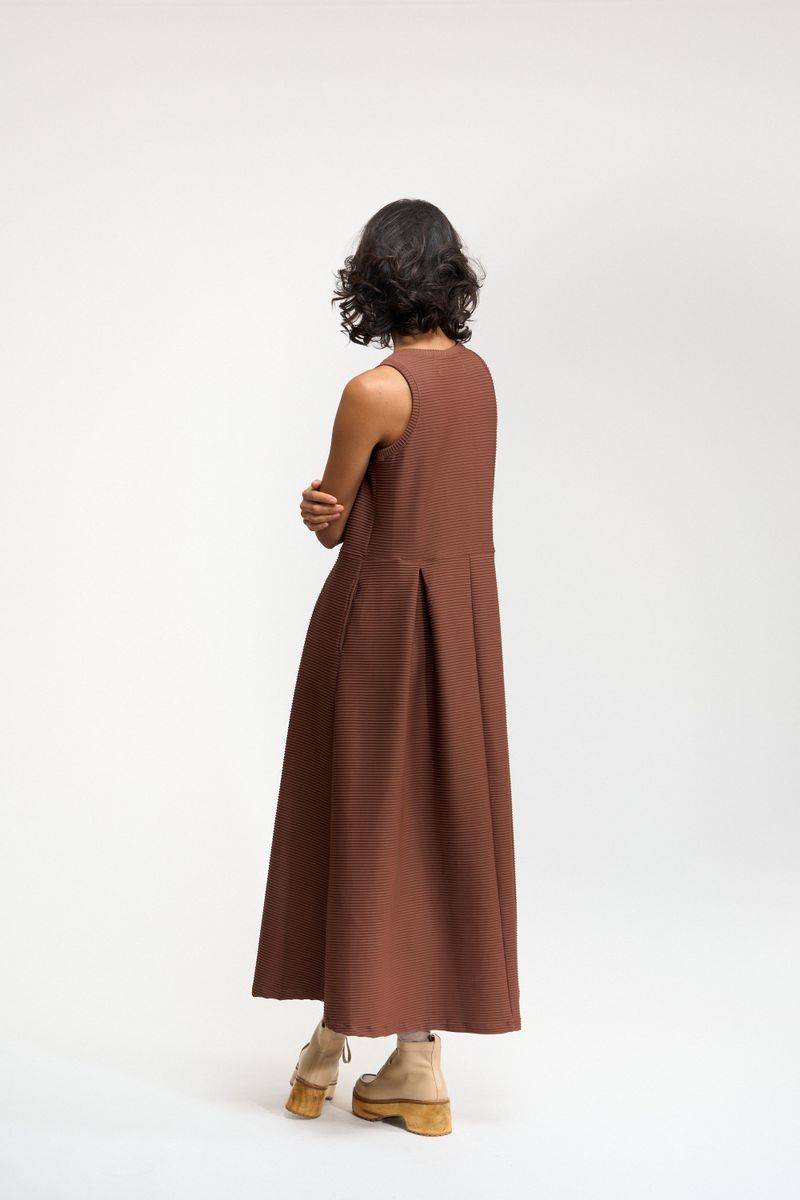 VESTIDO LONGO PREGAS TEXTURA - MARROM